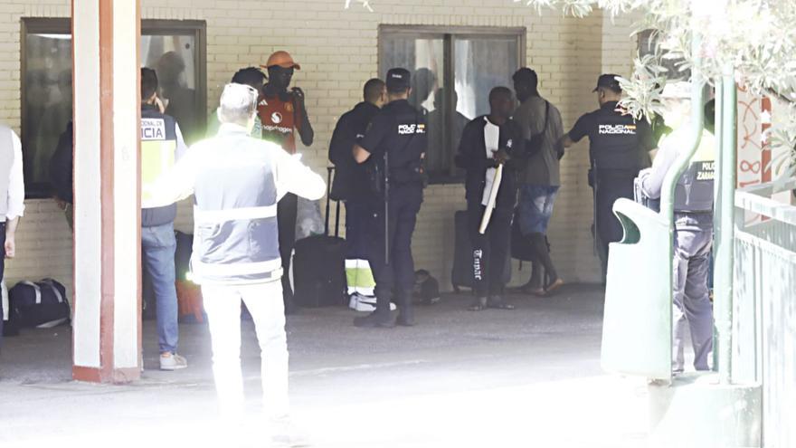 La Policía Nacional desaloja un albergue ilegal en Parque Roma