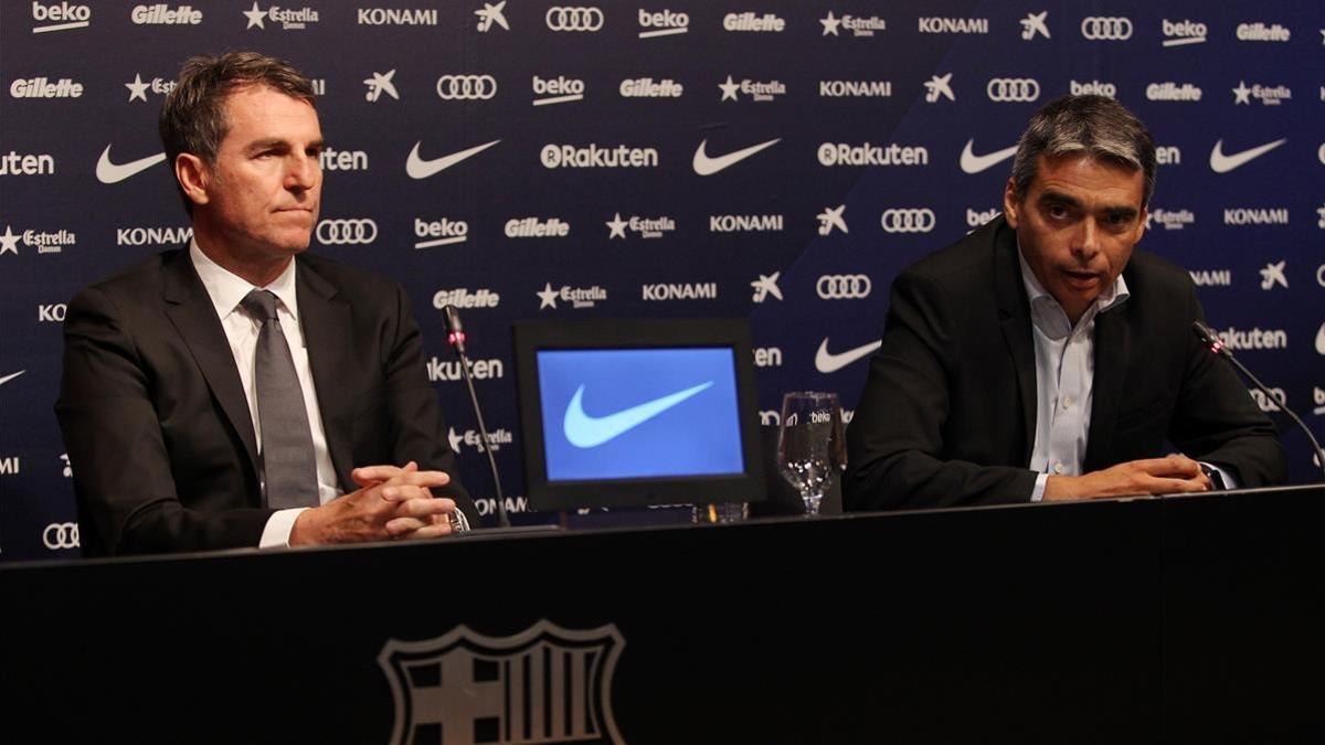 Robert Fernández y Albert Soler en la rueda de prensa tras el cierre del mercado en el Camp Nou.