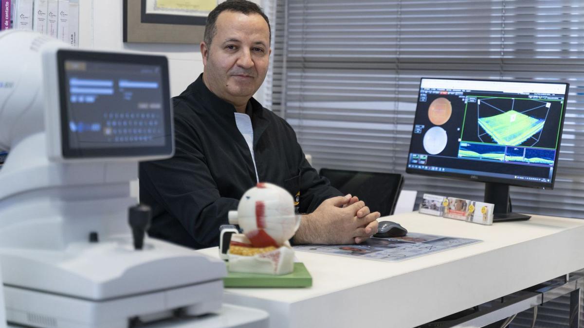 El doctor optometristaAhmad Zaben, fundador i director d’Optipunt. EMPORDÀ