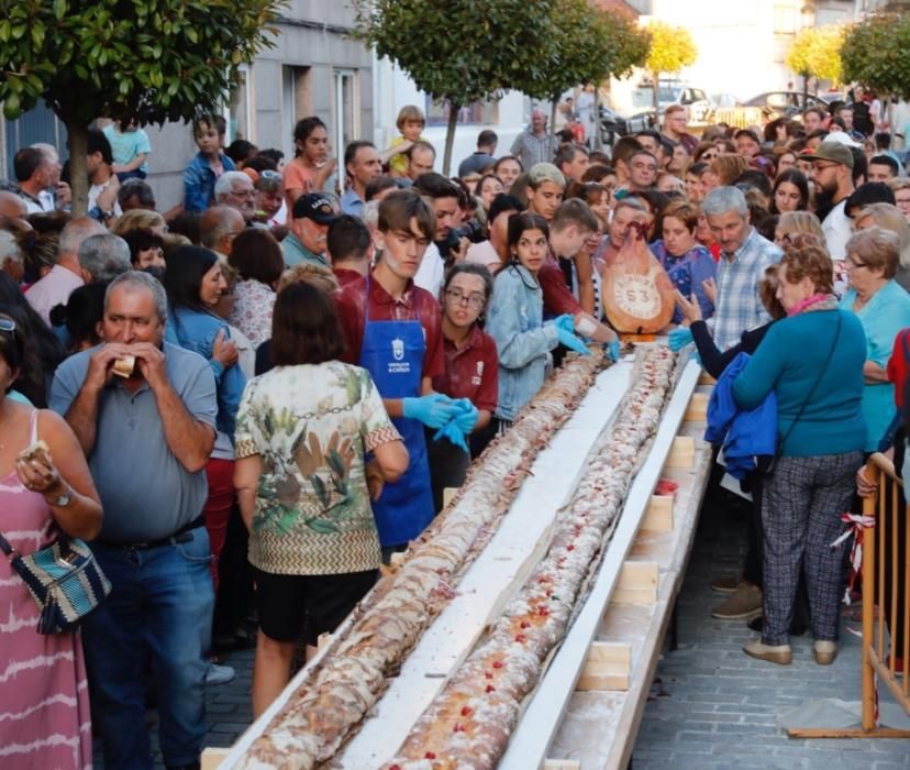 Así fue el bocadillo gigante de A Cañiza: una barra de 15 metros y una loncha de 26