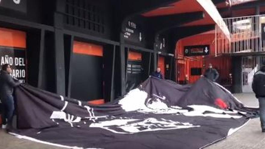Varios aficionados del Valencia CF protestan a las puertas de Mestalla