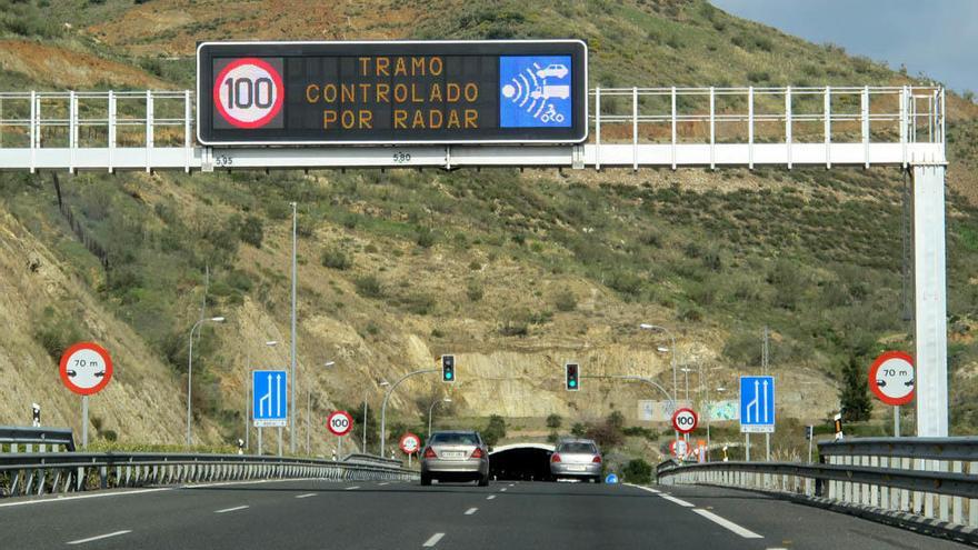 Un panel informa sobre la presencia del radar de tramo de Torrox.