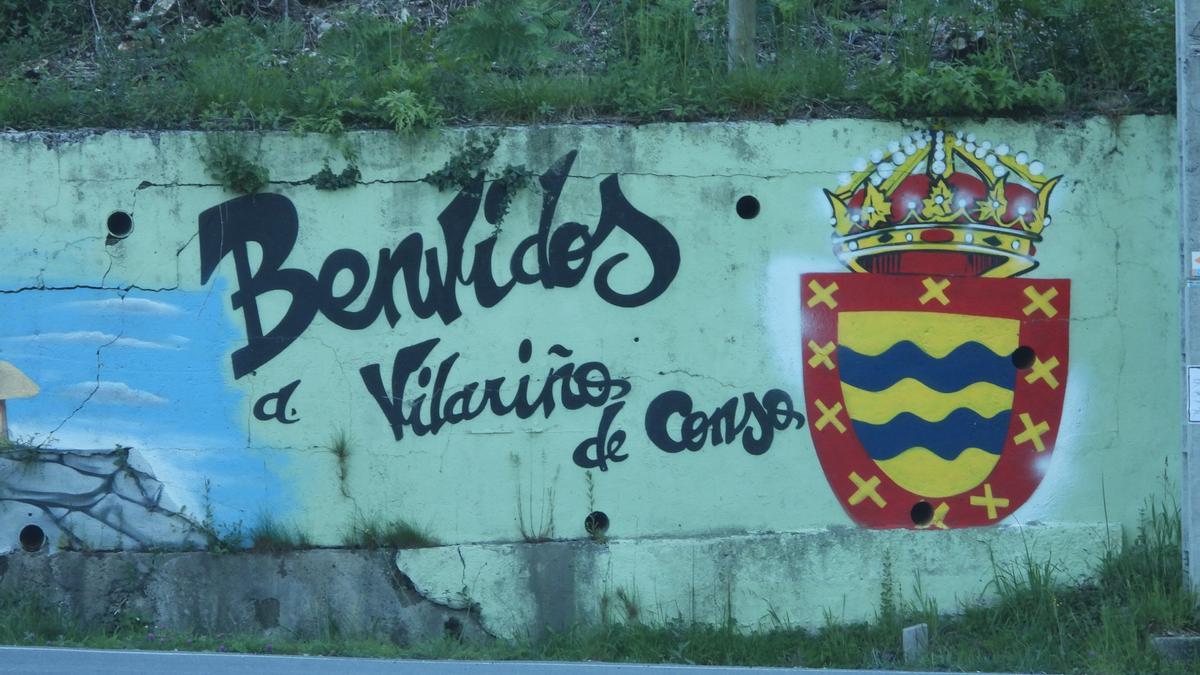 Una pintada da la bienvenida al concello de Vilariño de Conso.