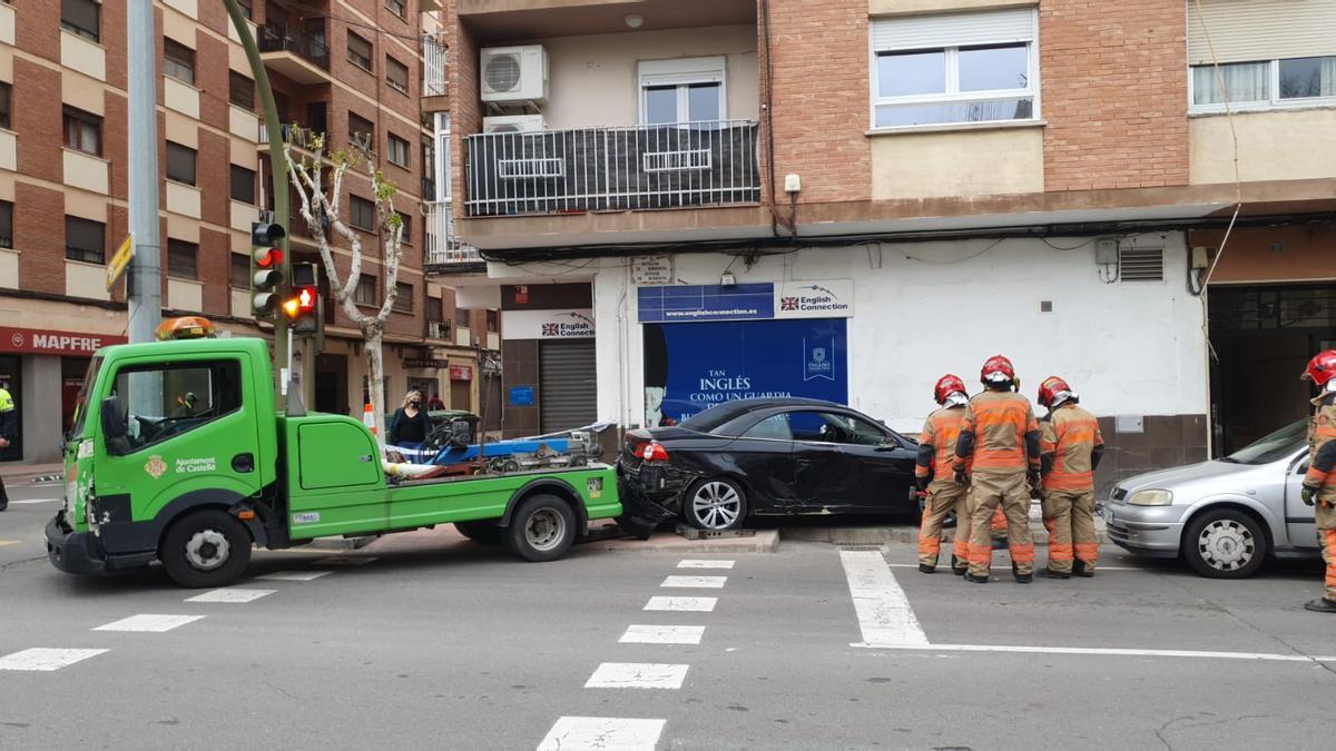 Aparatoso accidente en la avenida Burriana de Castelló