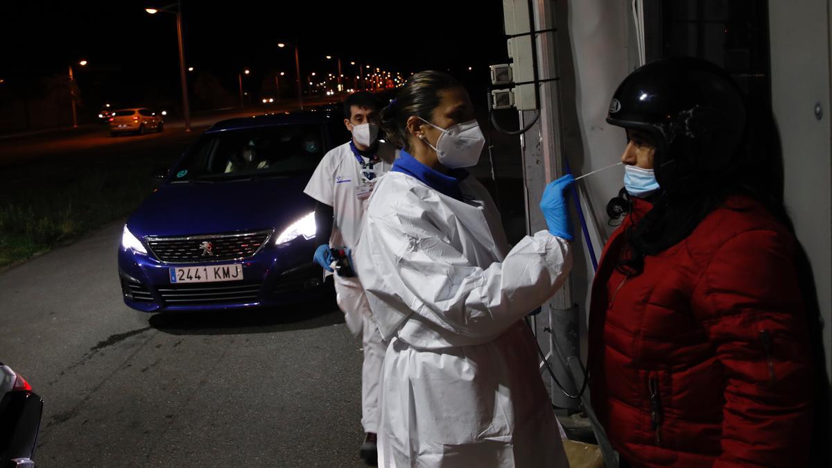 COLAS PARA REALIZARSE UNA PCR EN EL AUTOCOVID DE VIESQUES