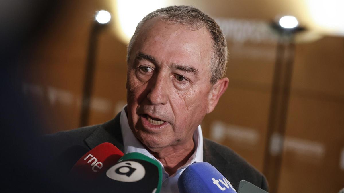 El síndic de Compromís en les Corts, Joan Baldoví, atén els mitjans de comunicació en una imatge d’arxiu