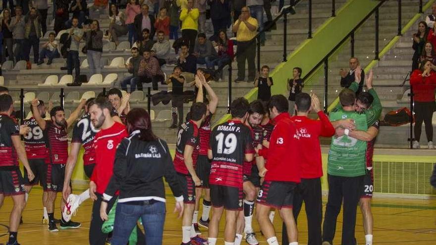 La plantilla del Lalínense festeja con su afición los puntos conseguidos ante el Rodosa. // Bernabé/Ana Agra