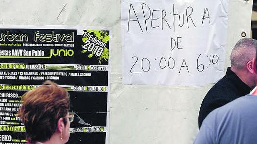 Carteles que anuncian fiesta hasta las seis de la mañana en una de las carpas del aparcamiento del Tartiere.