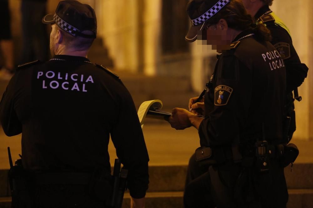 La Policía levanta 90 actas por consumir alcohol durante la primera noche antibotellón en el barrio de Alicante.