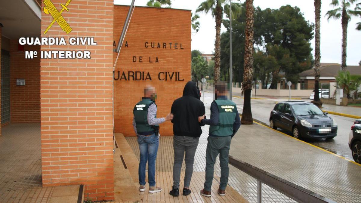 Uno de los acusados en el momento de su detención.