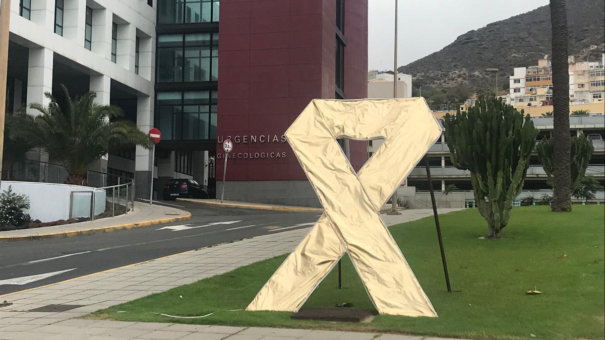 Lazo con el que el Hospital Materno Infantil se suma a la campaña &#039;Enciende la Esperanza&#039;.