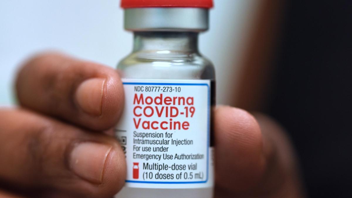 Una doctora sostiene un vial de la vacuna Moderna
