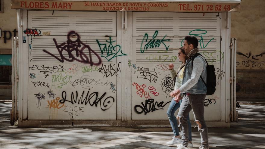 Los grafiteros se ceban con las casetas de las floristas de la Rambla