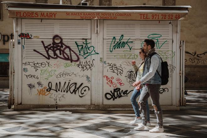 Los grafiteros se ceban con las casetas de las floristas de la Rambla