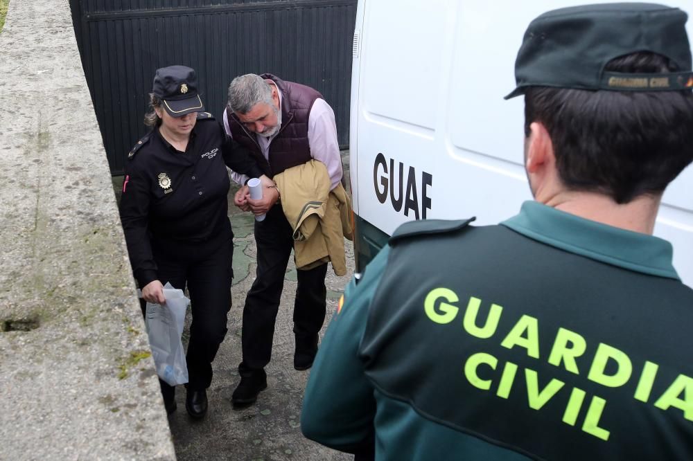 Detenidos conducidos al furgón para ingresar en A Lama. // M. G. Brea