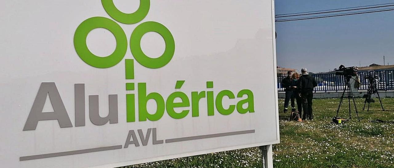 El cartel de la fábrica avilesina de Alu Ibérica, en San Balandrán.