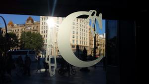 La hora mágica, cuando la luz del sol se reflejaba en los cristales del edificio al otro lado de la plaza y entraba en el vestíbulo del Comedia.