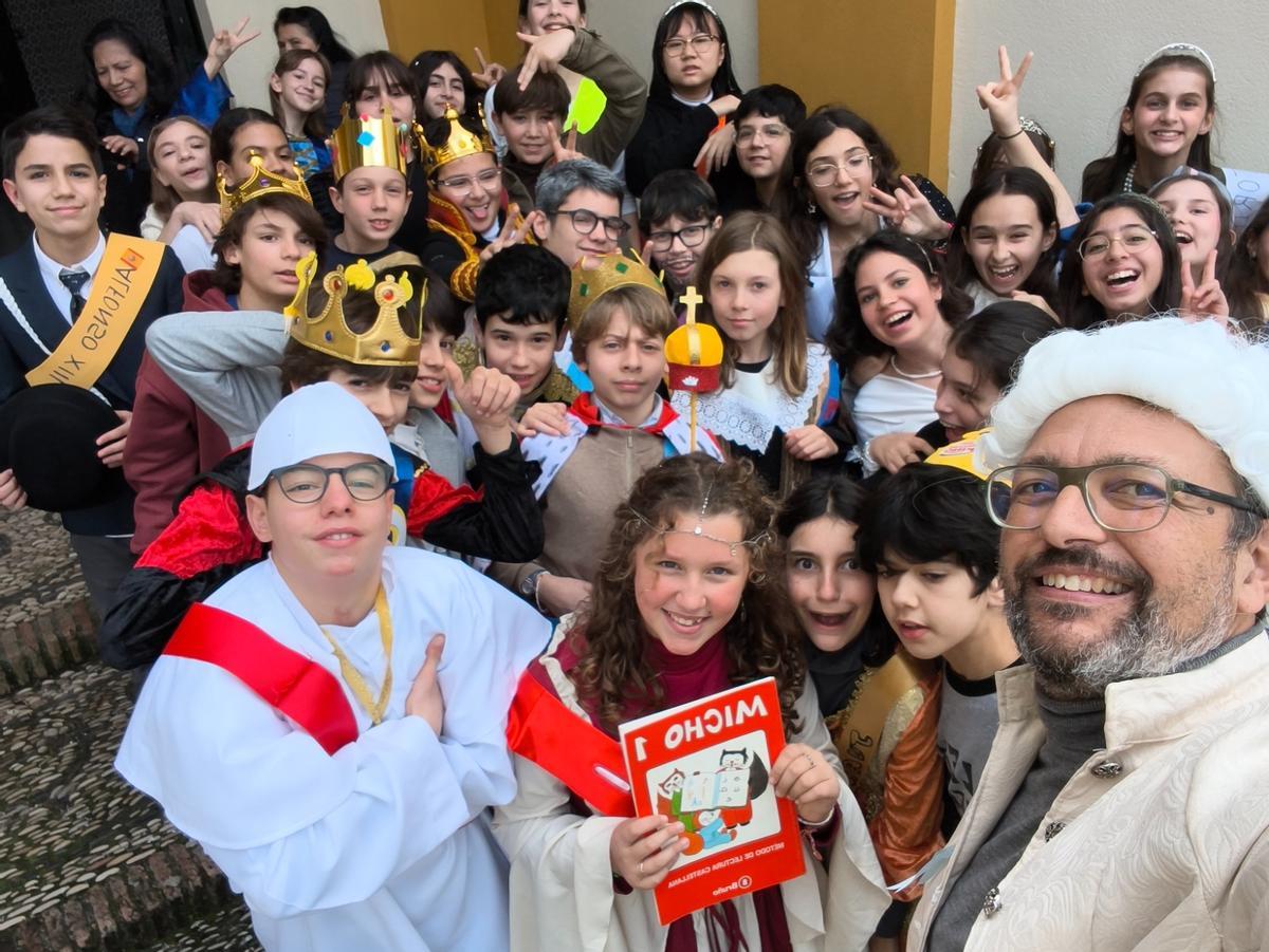 El profesor Juan Antonio Gavilán, con algunos de sus alumnos participantes.