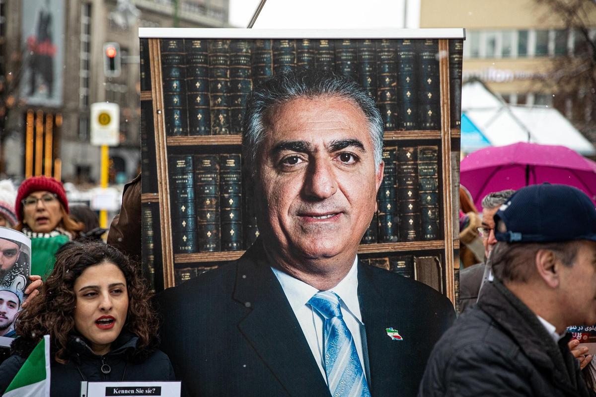 Una imagen del príncipe heredero de Irán, Reza Pahlaví, durante protestas a favor del laicismo en Irán