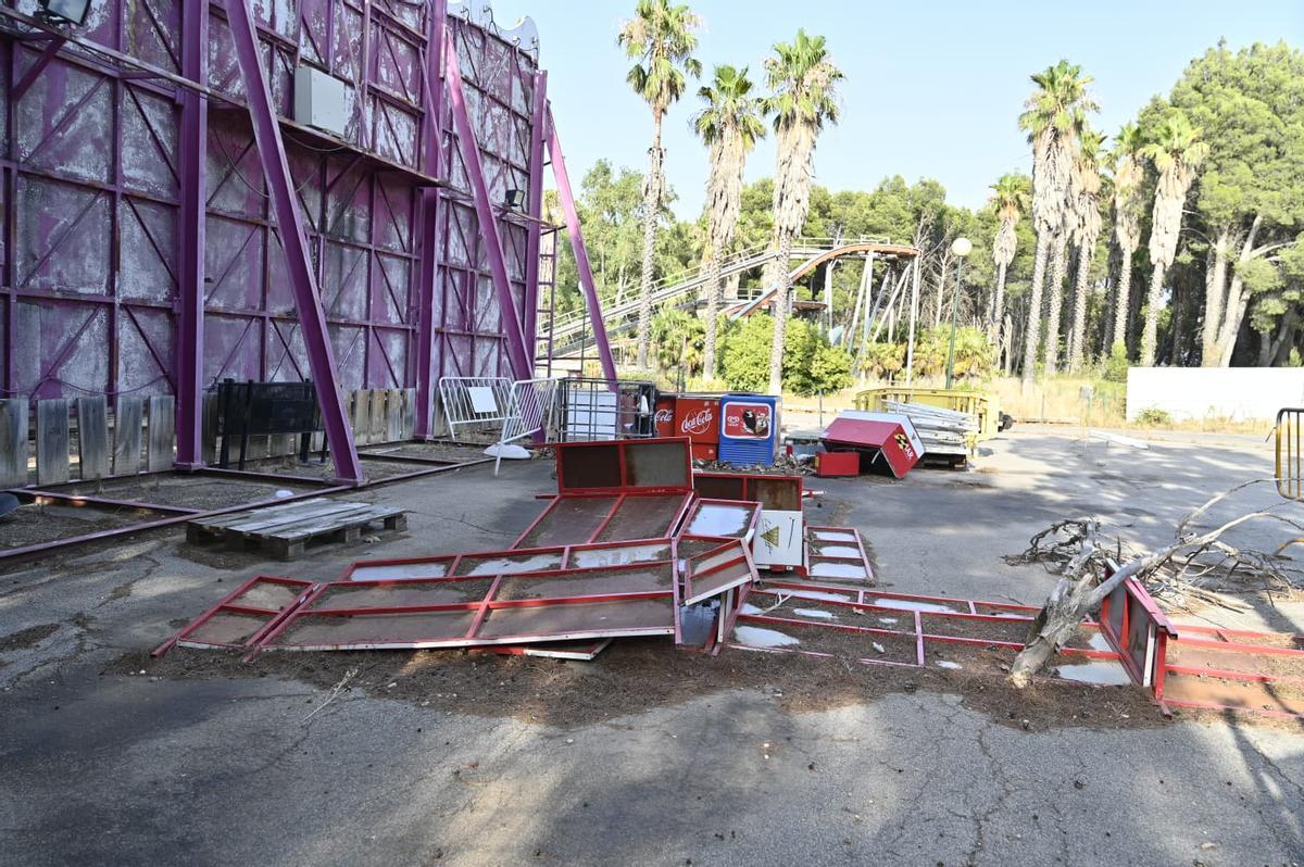 Estado actual del Parque de Atracciones de Zaragoza, cerrado al público.