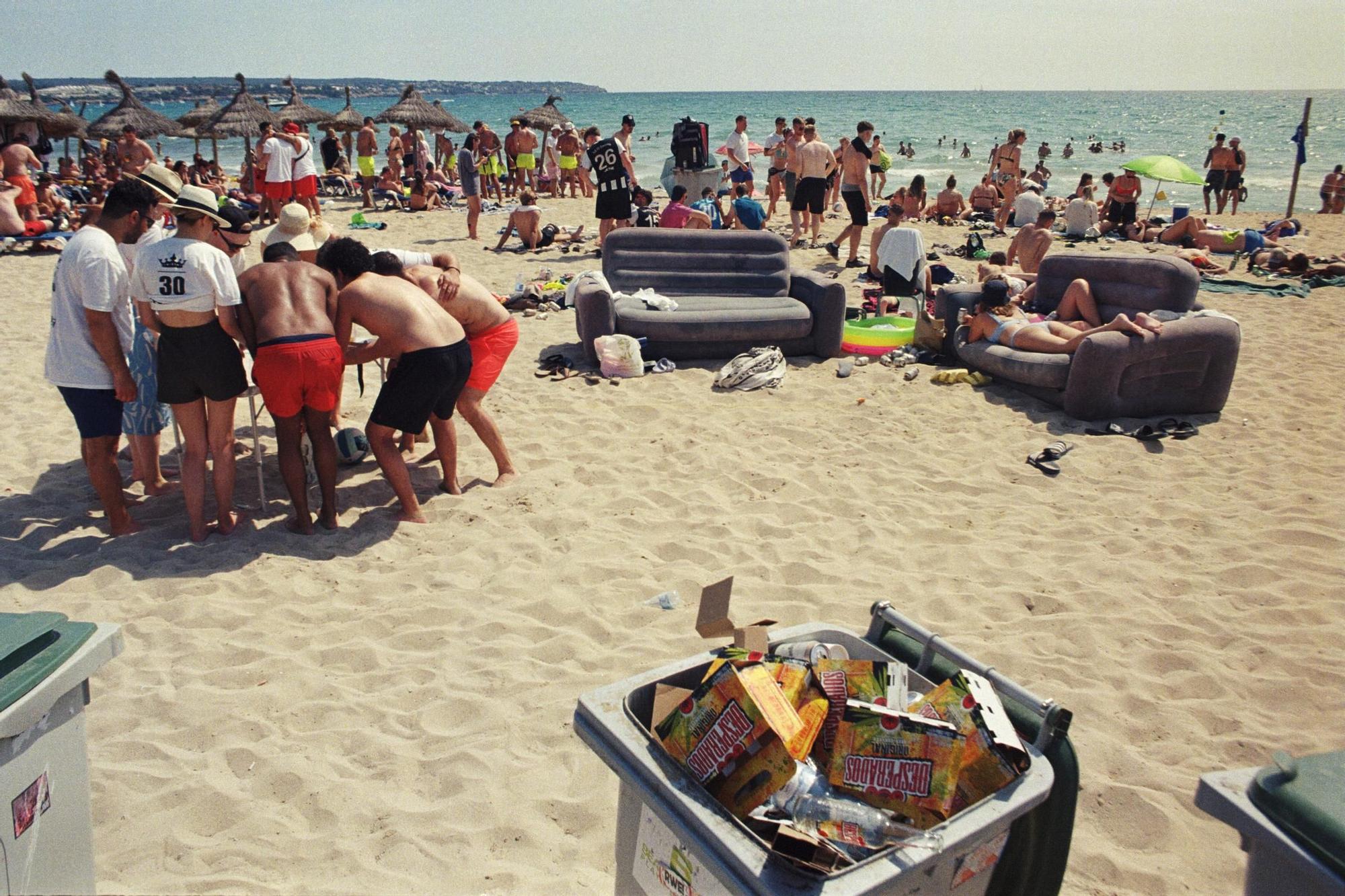 "Weine nicht, wenn der Pegel fällt": Bilder eines deutschen Straßenfotografen von der Playa de Palma auf Mallorca