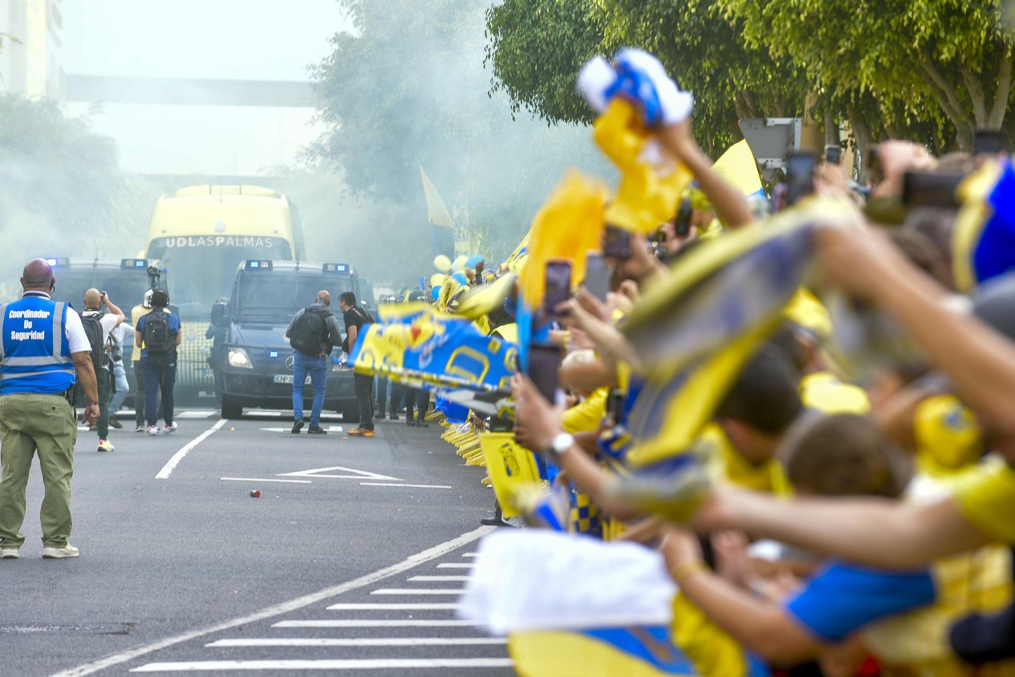 La afición recibe a la guagua de la UD Las Palmas en Fondos de Segura