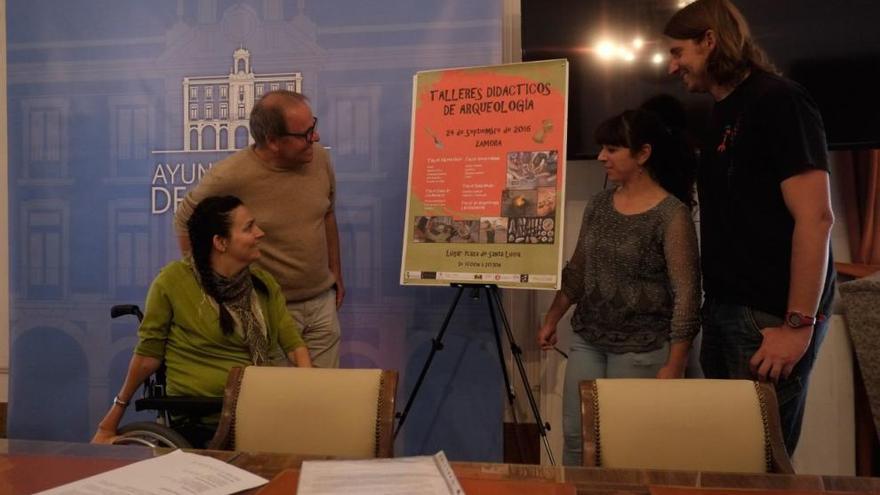 Presentación de los talleres de arqueología didáctica en el Ayuntamiento.