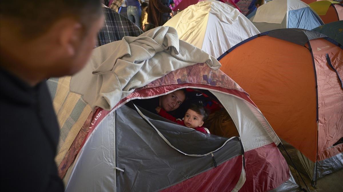 Los salvadoreños Ruth Aracely,junto a su esposo Juan Carlos y su hijo de 10 meses, esperan sentencia de los tribunales de inmigración de EE.UU para su solicitud de asilo, en un campo de Tijuana.