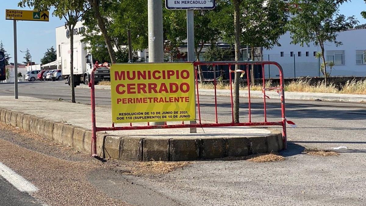 Cartel anunciado el cierre perimetral de Monesterio.