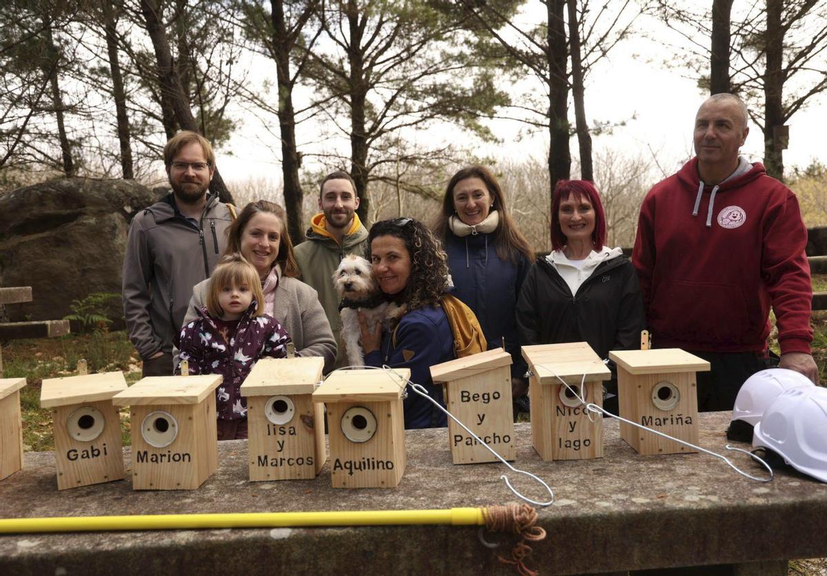 Un grupo de donantes, con Pancho de la Barrera (derecha), ayer en el monte Lobeira. | NOÉ PARGA