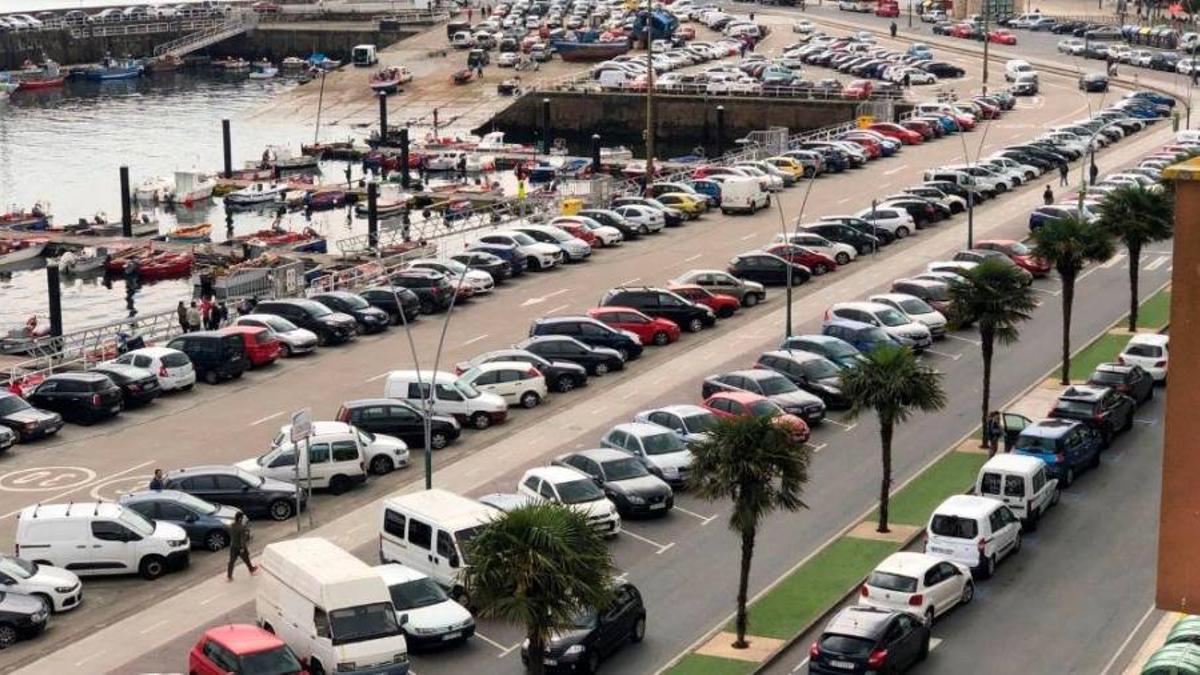 Vehículos estacionados en la avenida del Malecón y en el vial portuario de Ribeira