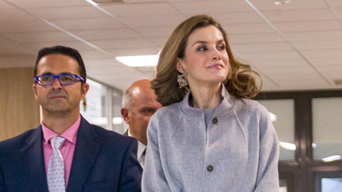 Letizia Ortiz y su perfecto look gris de Carolina Herrera