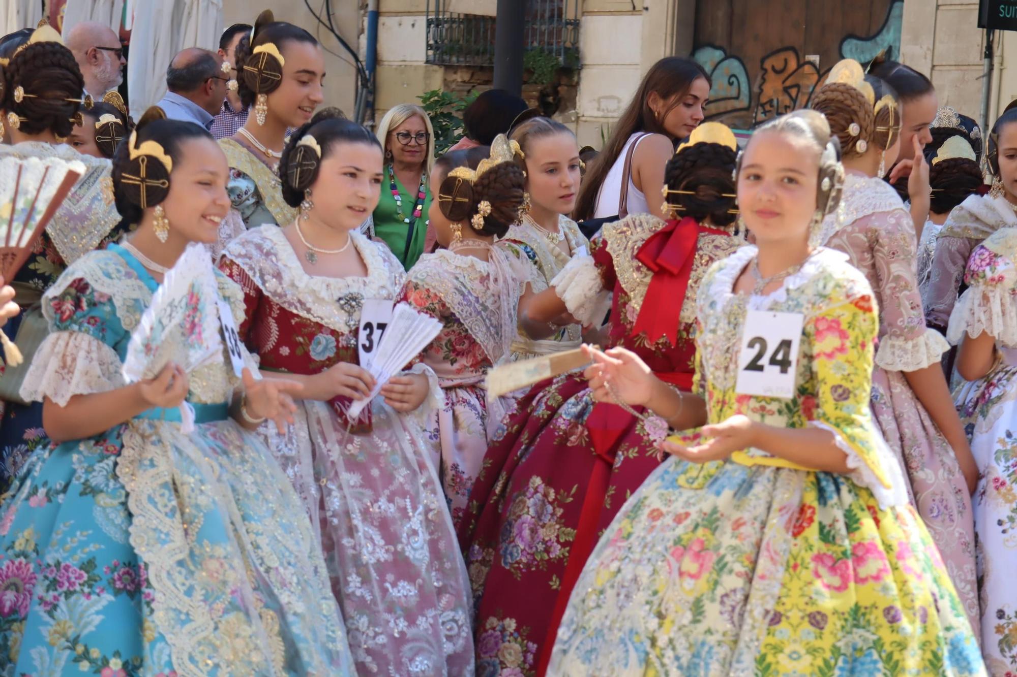 La "passejà" de las candidatas a Fallera Mayor Infantil de València