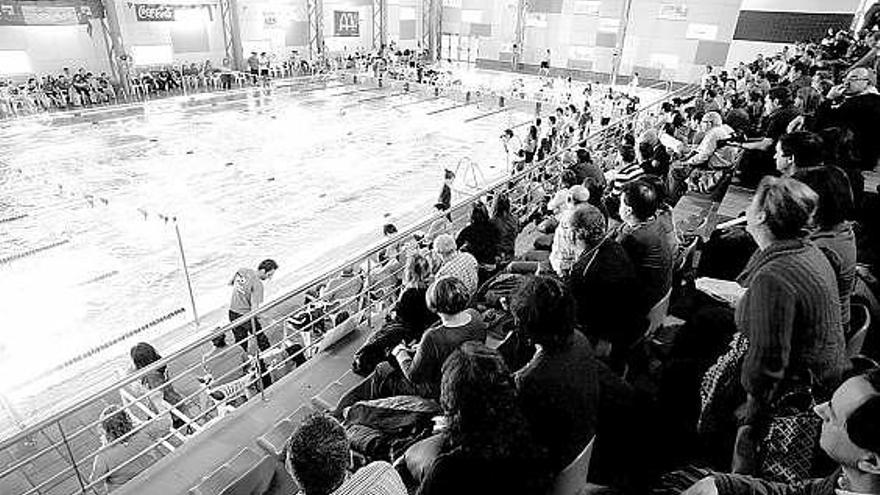 Aspecto de la piscina de El Quirinal durante la celebración del XXIV Trofeo «La Magdalena» del CN Avilés.