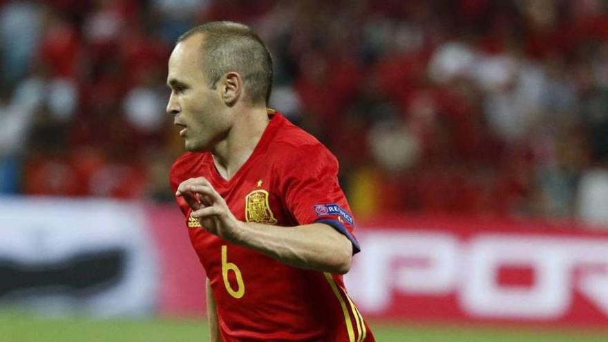 Andrés Iniesta controla el balón, ayer en Niza.