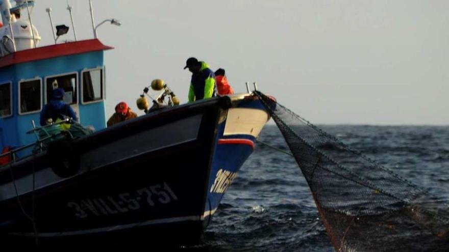 Un cerquero gallego durante una jornada de pesca. // Iñaki Abella