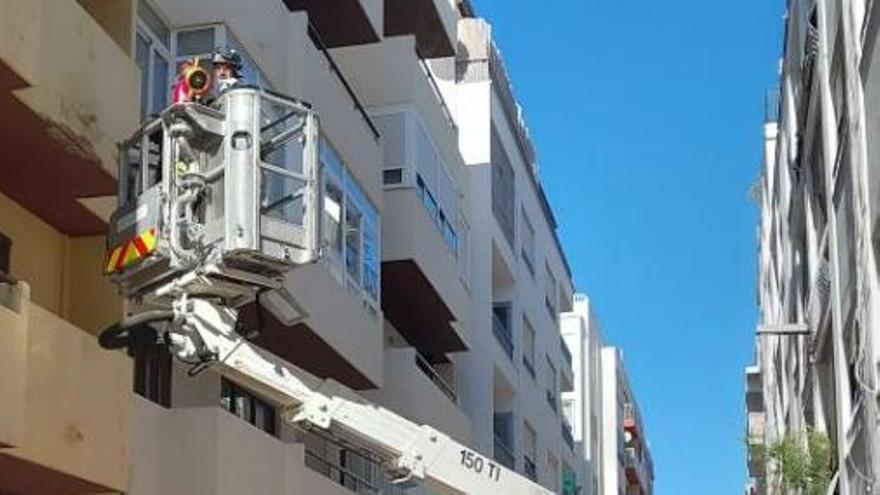 Los bomberos de Ibiza actúan para realizar trabajos de saneamiento en una fachada de Vila