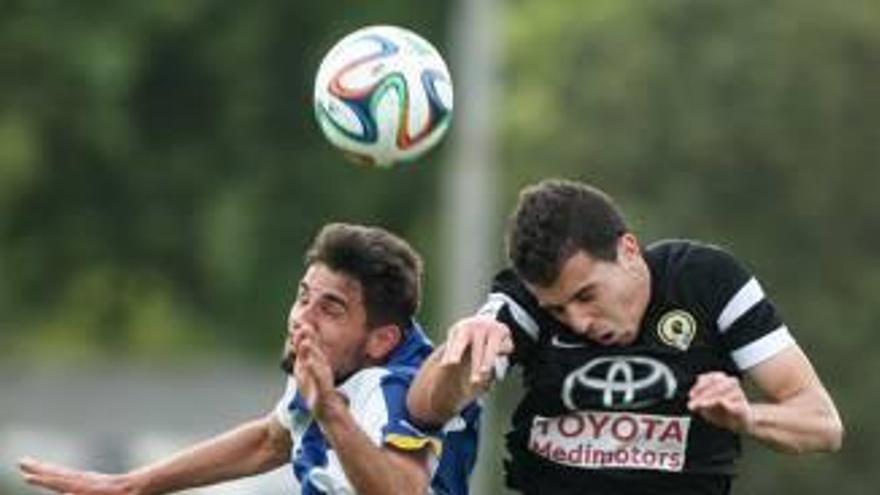 El herculano Carlos Lázaro pugna por un balón aéreo con un jugador del filial periquito.