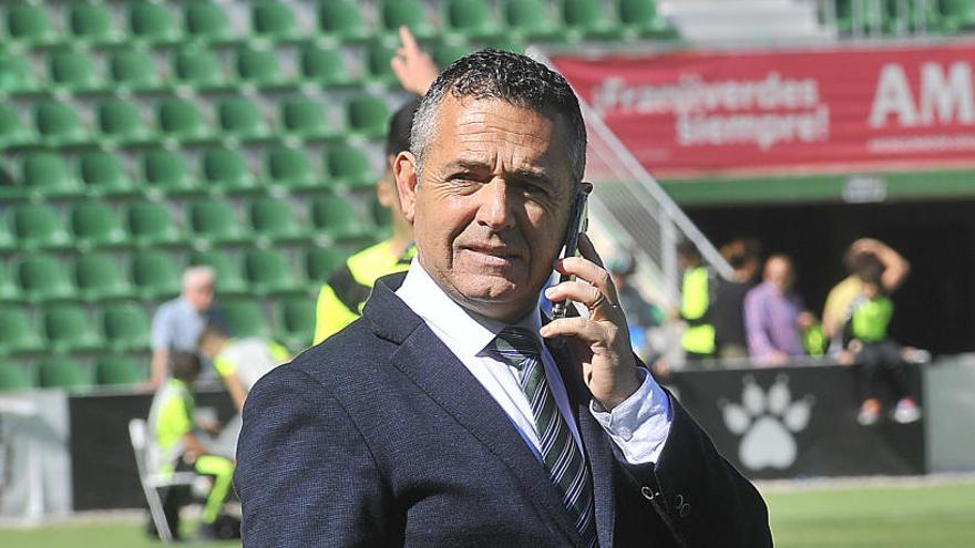 Diego García hablando por teléfono en el césped del Martínez Valero