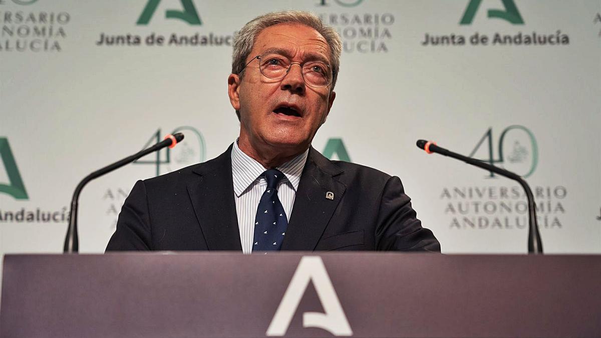 El consejero Rogelio Velasco, durante una rueda de prensa, en una imagen de archivo.