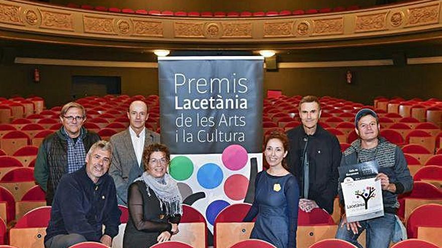 A la fila del darrere, d&#039;esquerra a dreta, Jaume Puig (Òmnium), Marc Marcè (director de Regió7) i Joan Calmet (regidor de Turisme de l&#039;Ajuntament de Manresa). Al davant, Llorenç Planes (Òmnium), Àngels Serentill (El Galliner) i els ideòlegs de la gala, Sílvia Sanfeliu i Oriol Garriga, ahir