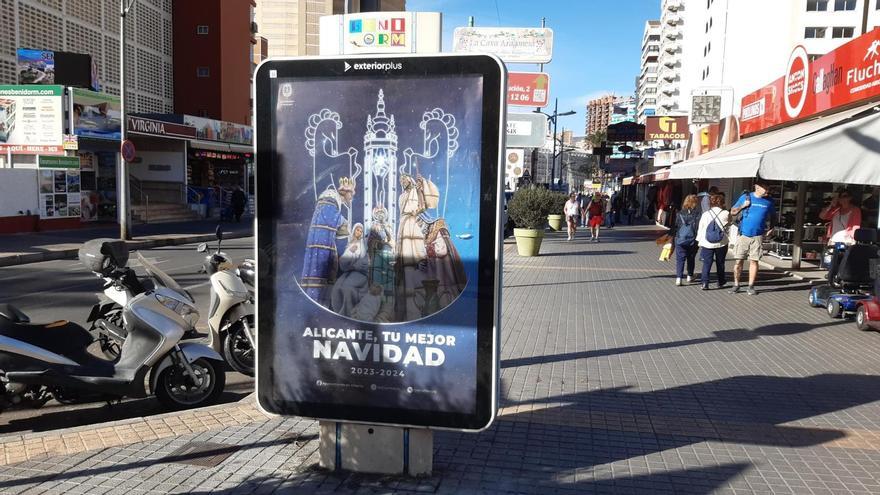 Un mupi con la campaña en una calle de Benidorm