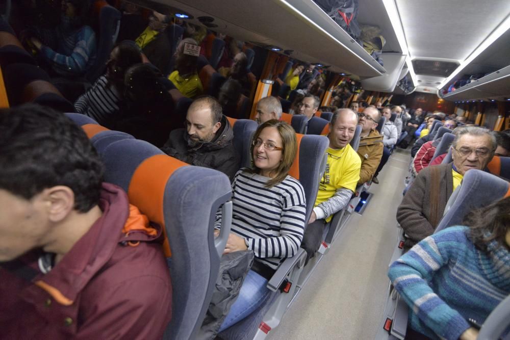 Los trabajadores de Alcoa de Asturias parten hacia Madrid a una manifestación contra el cierre de la fábrica