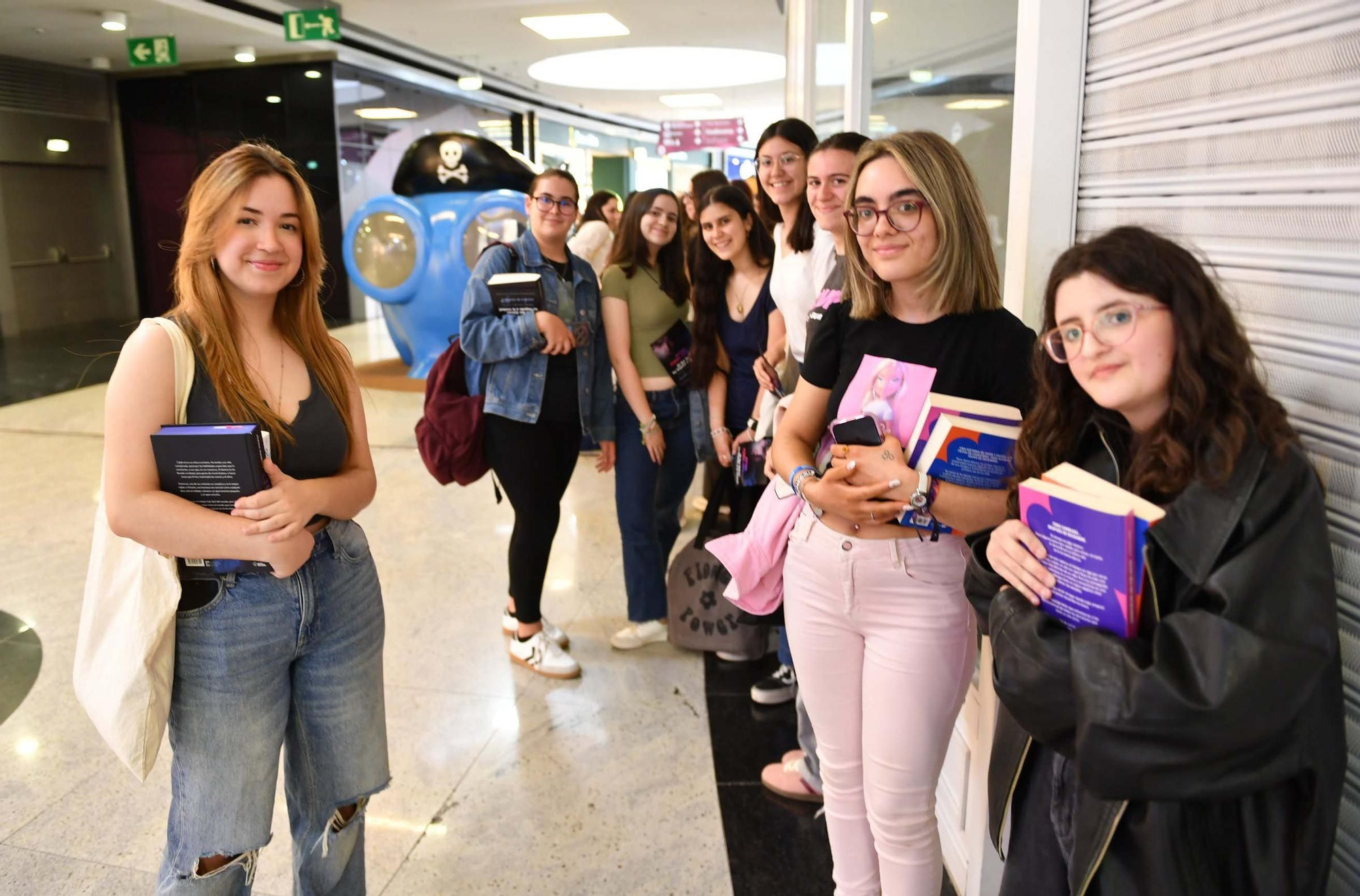 Colas en A Coruña para la firma de libros de Joana Marcús