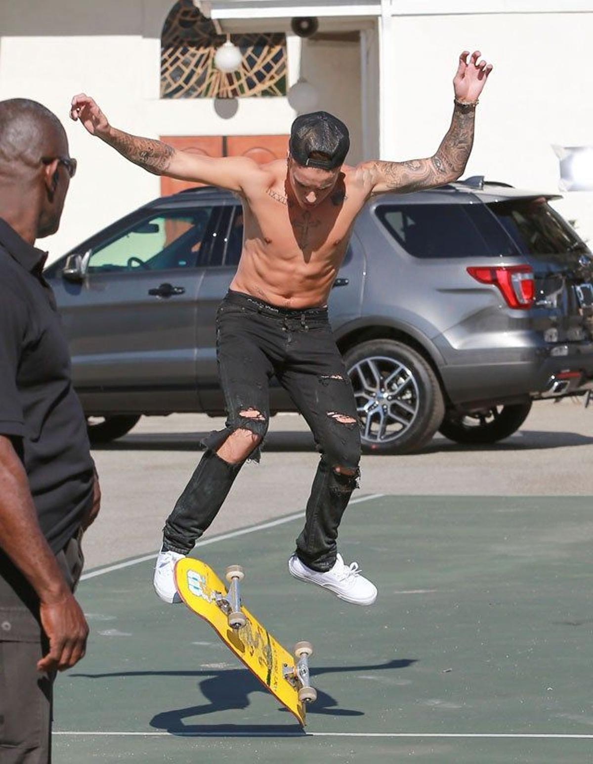 Justin Bieber da saltos con el monopatín