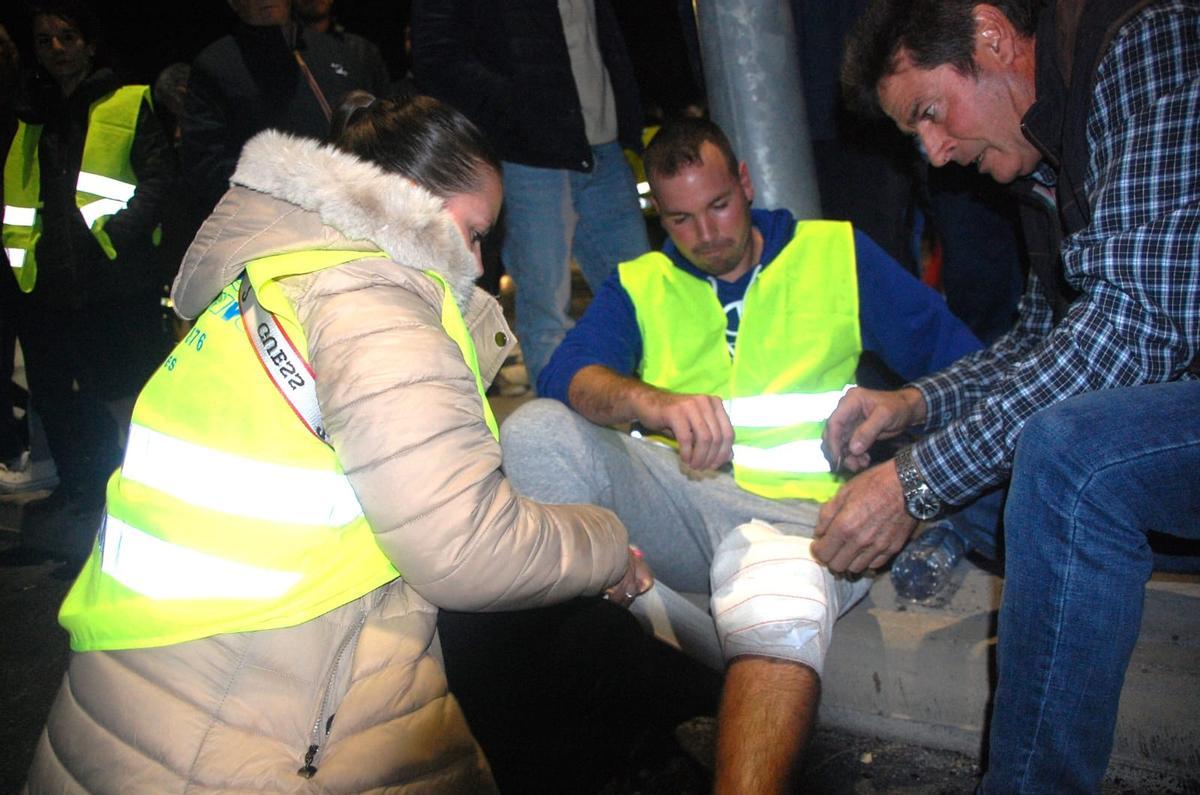 El agricultor es atendido por otros manifestantes tras su arrollamiento.