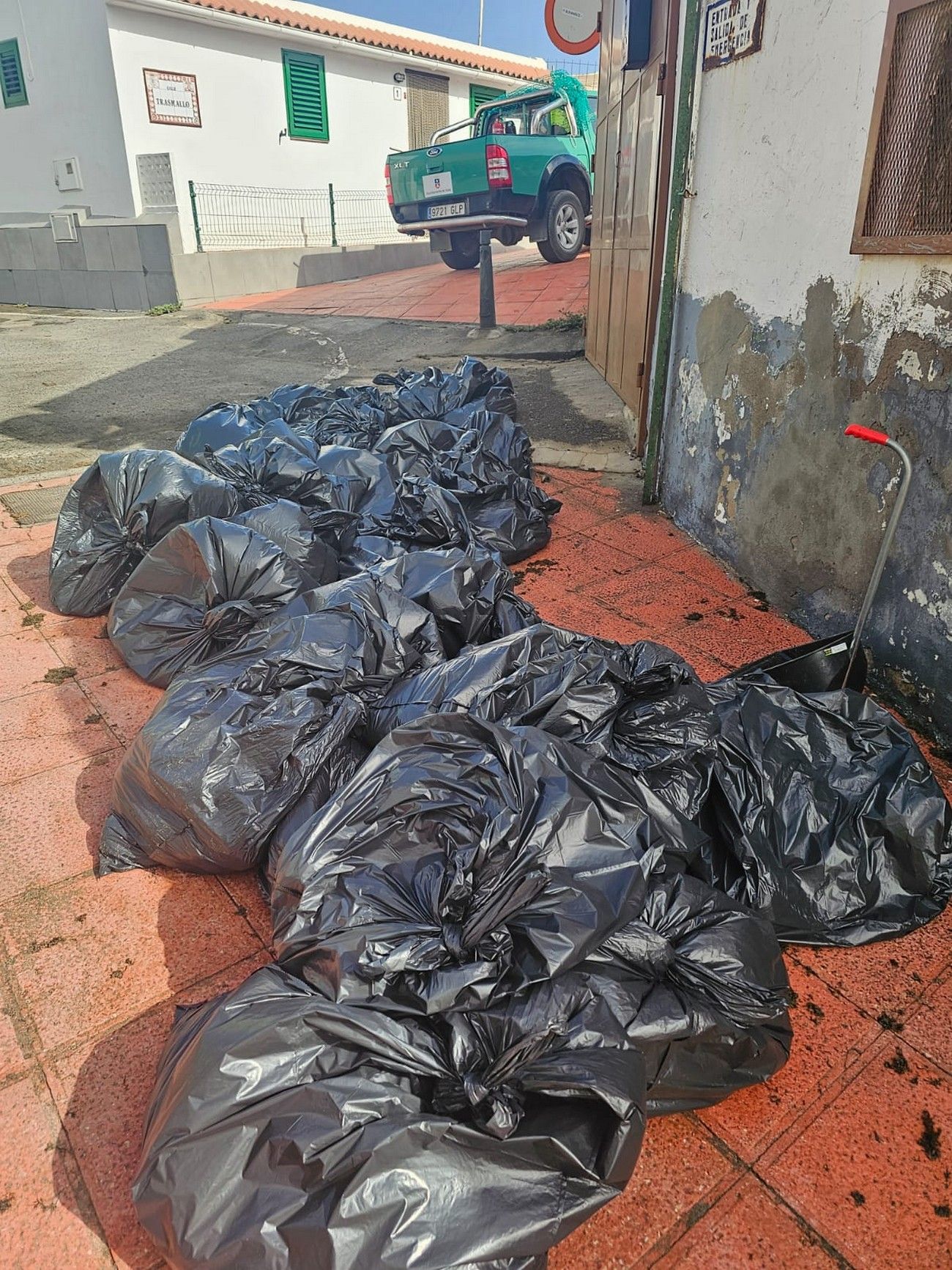 Limpieza intensiva en Ojos de Garza tras la acumulación de piedras, ceba y arena por la subida de la marea