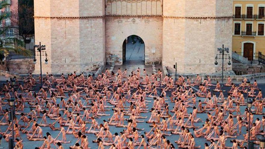 Sale a la luz la foto de los 1.300 desnudos de Tunick en València