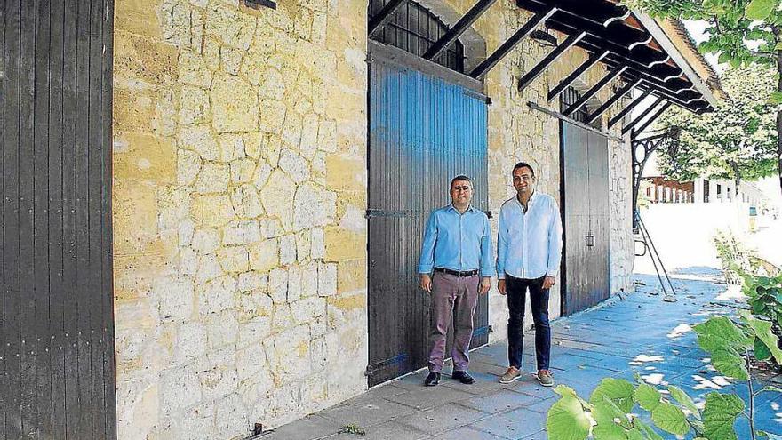 El alcalde Virgilio Moreno (izda), frente al almacén de la estación.