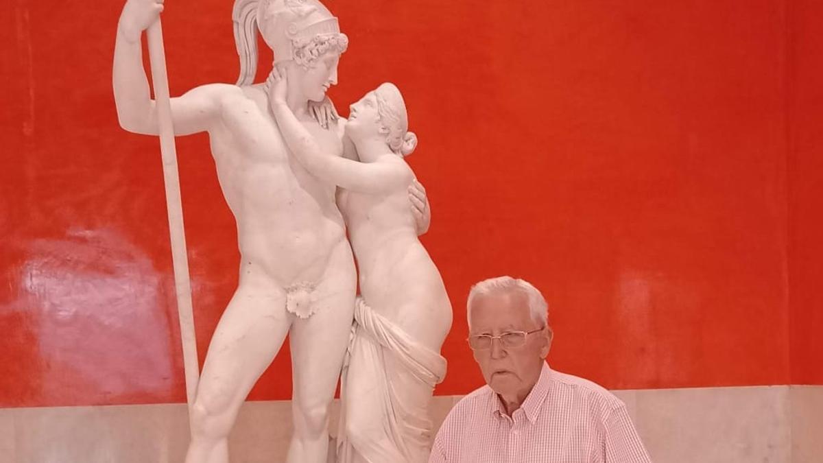 El escultor Juan Antonio Corredor, junto a una de sus esculturas.